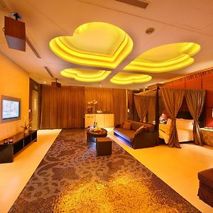 Deluxe Double Room Garage